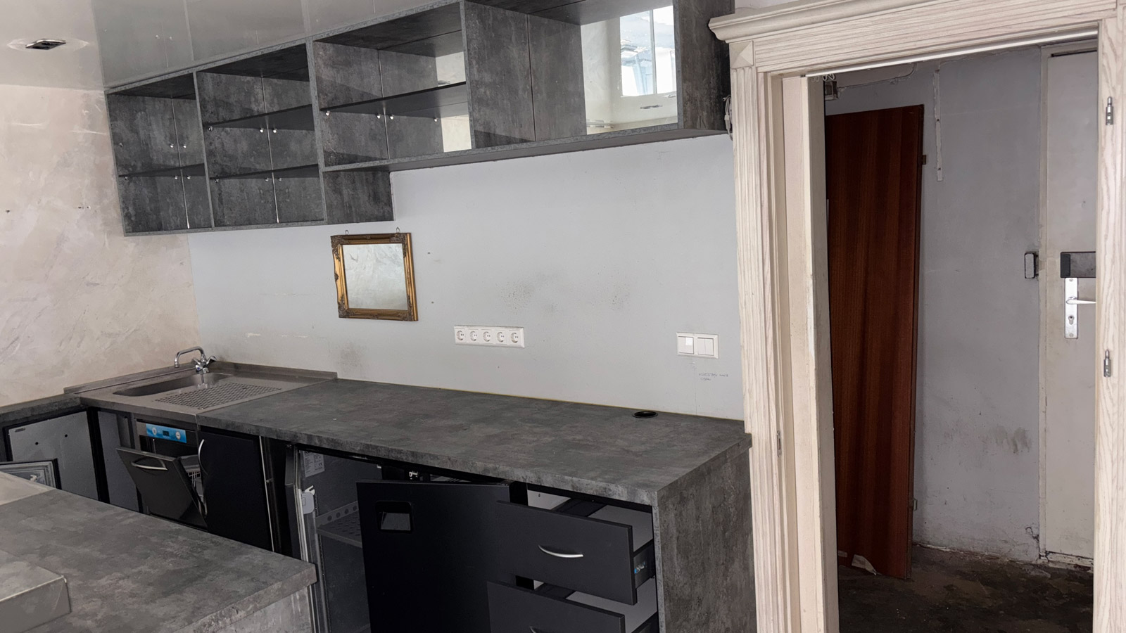 gebrauchte Bartheke mit Hängeregale