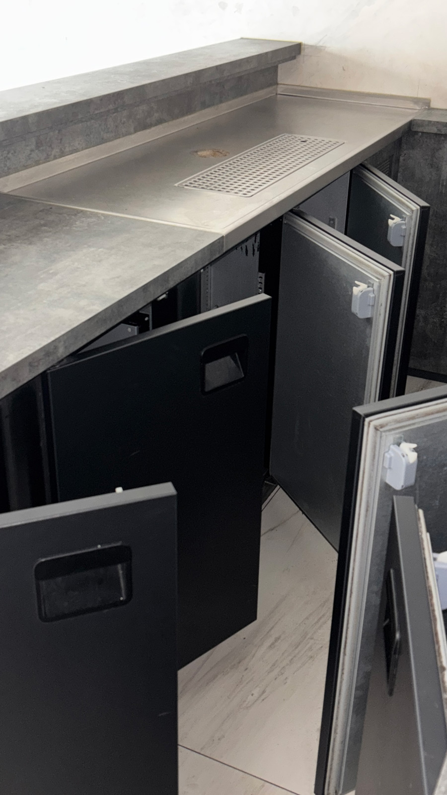 Bartheke mit Abtropfsieb und Kühlgeräten (Seitenansicht)